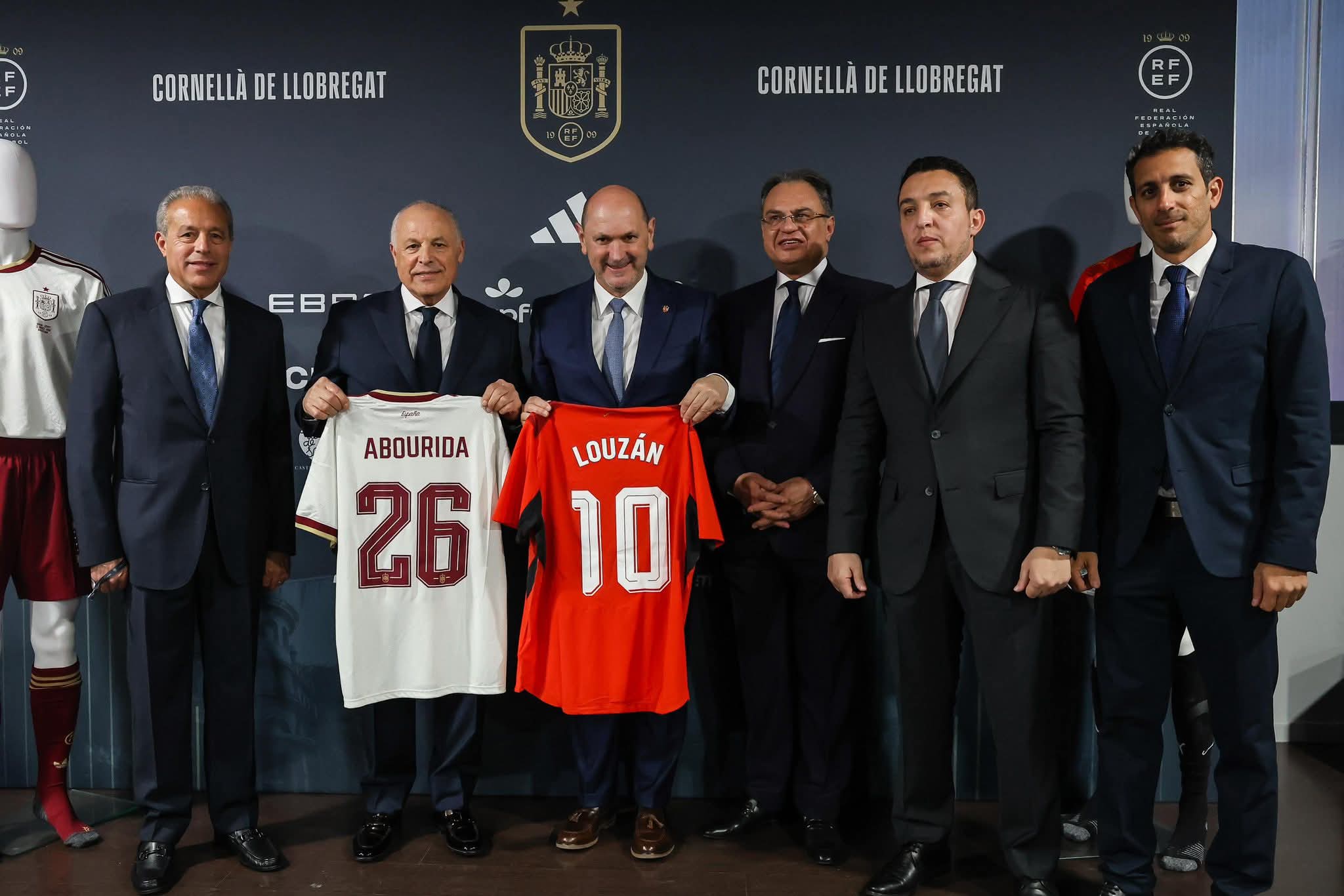 قميص مصر في قلب برشلونة.. كواليس تكريم أبوريدة لرئيس الاتحاد الإسباني- صورة