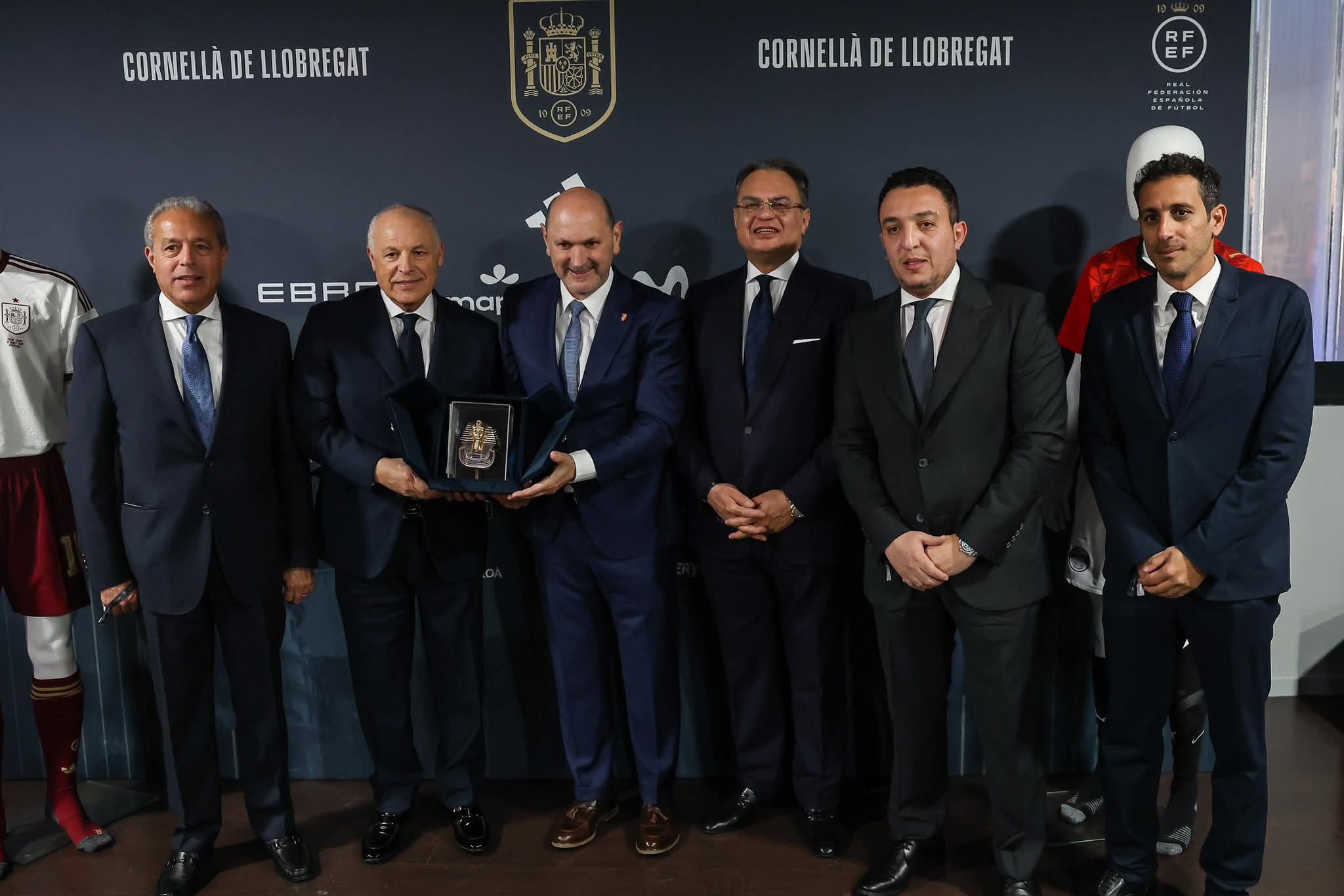 قميص مصر في قلب برشلونة.. كواليس تكريم أبوريدة لرئيس الاتحاد الإسباني- صورة