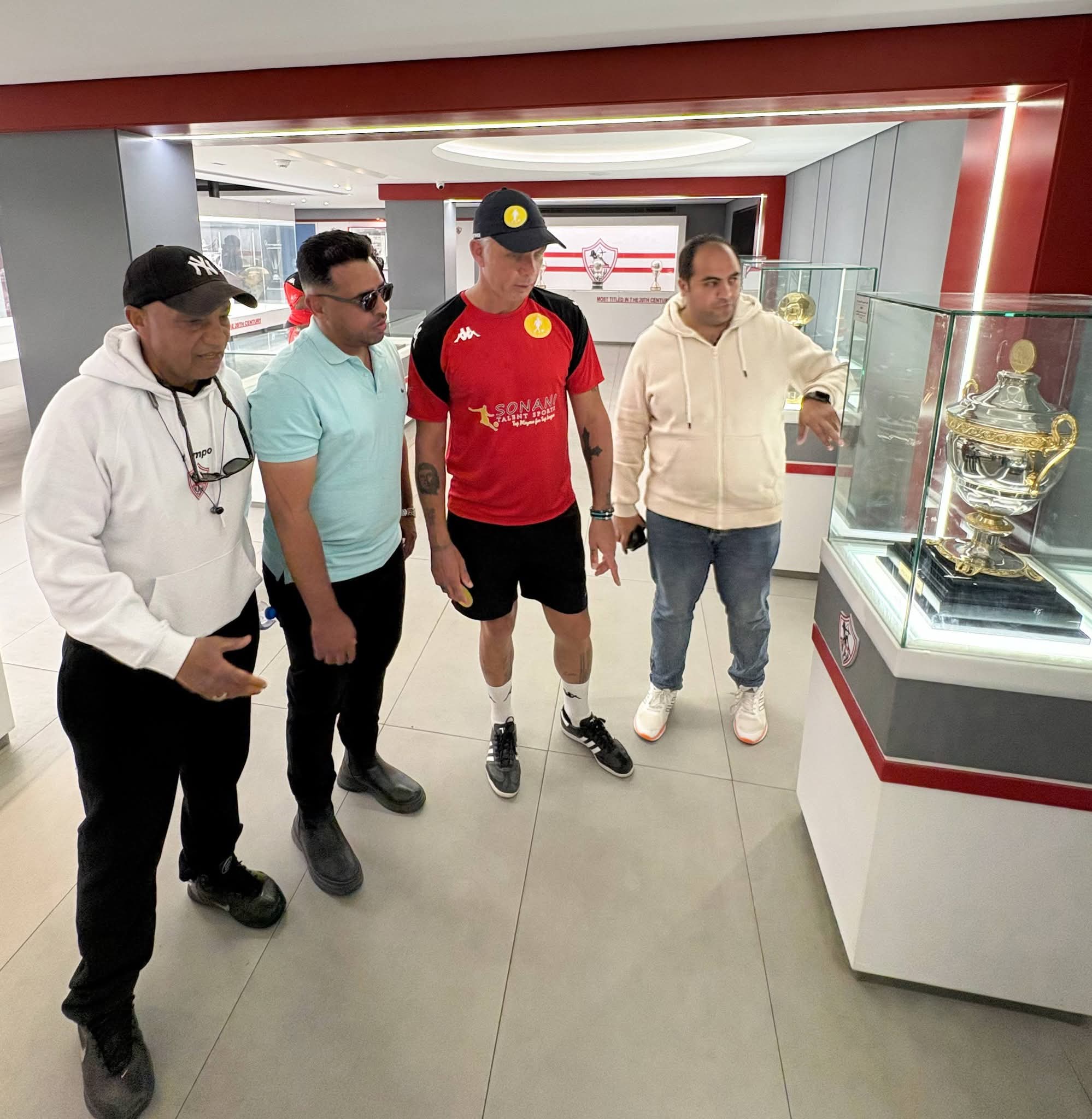 تعاون كروي في ميت عقبة.. نجم جنوب إفريقيا ضيفاً على قطاعات الكرة بنادي الزمالك- صورة