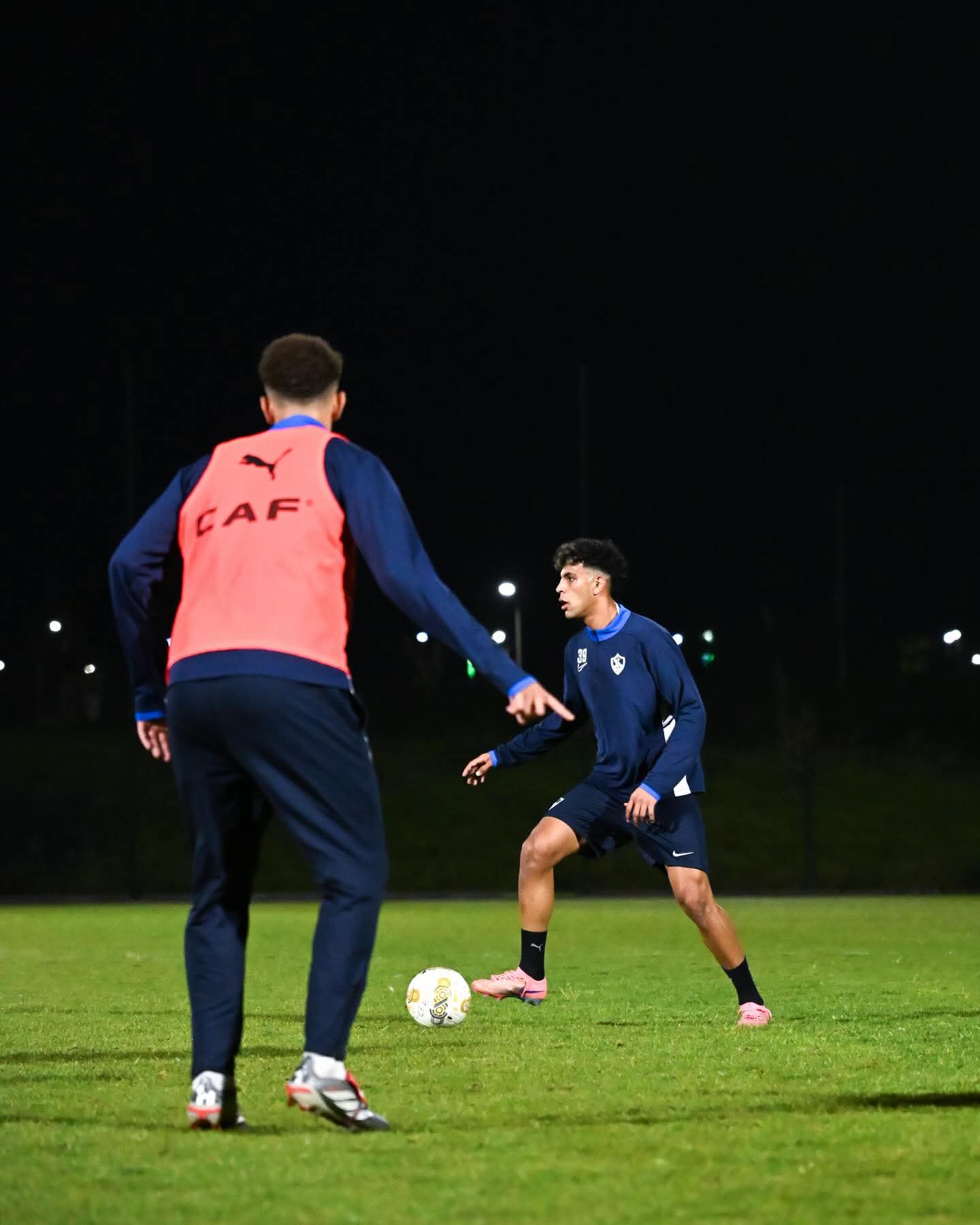 20 صورة توضح كواليس المران الأول للزمالك في الجزائر استعدادا لمواجهة بلوزداد