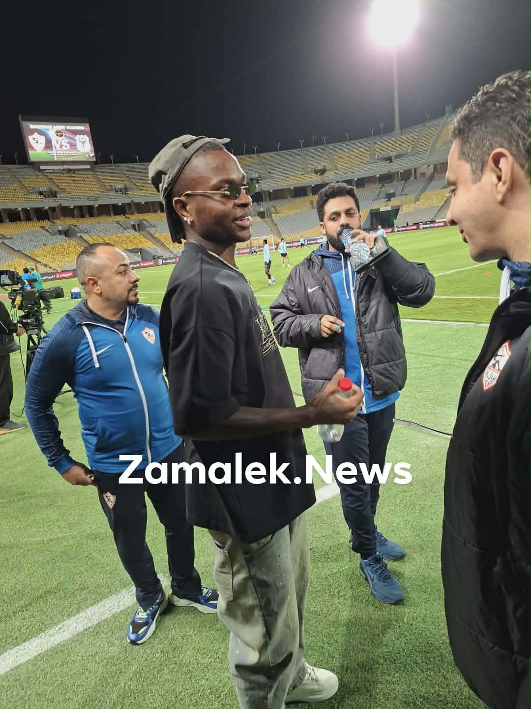 شيكو بانزا يفاجئ الجميع ويظهر في مدرجات مباراة الزمالك والمصري بعد شائعات هروبه - صورة