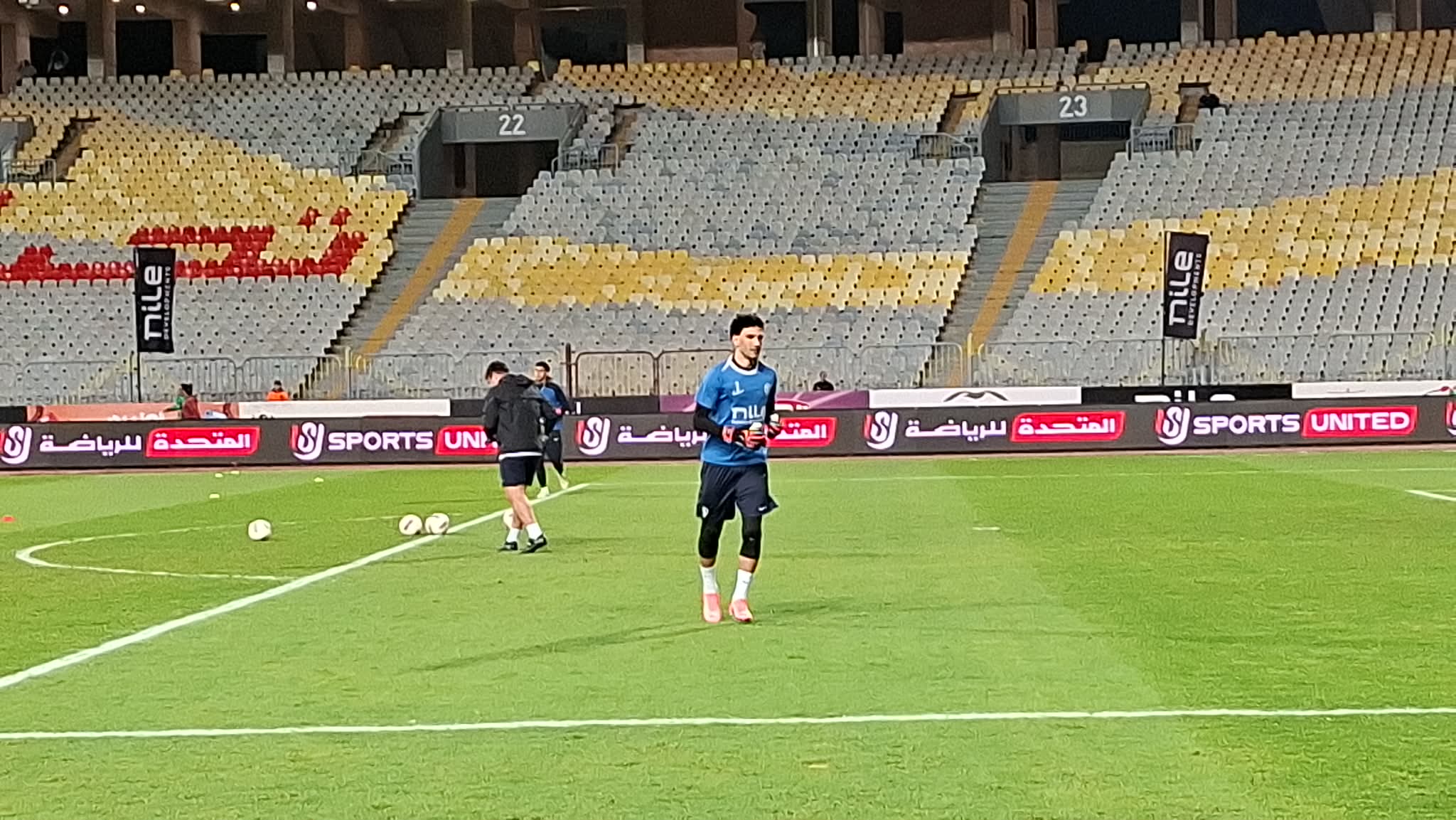 ​بالصور.. "عواد" يكسر غياب الـ 70 يوماً ويظهر في برج العرب أمام المصري