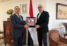 سفير مصر يكشف كواليس معسكر الزمالك قبل مواجهة بلوزداد وموقف الجماهير