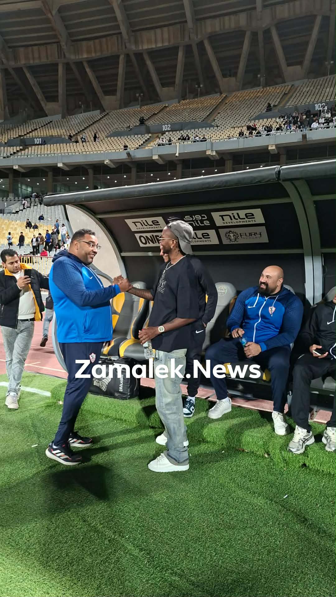 شيكو بانزا يفاجئ الجميع ويظهر في مدرجات مباراة الزمالك والمصري بعد شائعات هروبه - صورة
