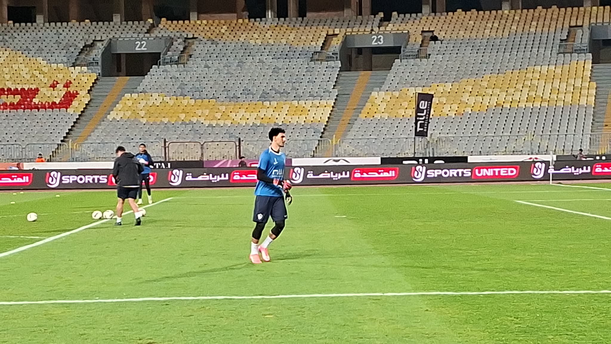 ​بالصور.. "عواد" يكسر غياب الـ 70 يوماً ويظهر في برج العرب أمام المصري