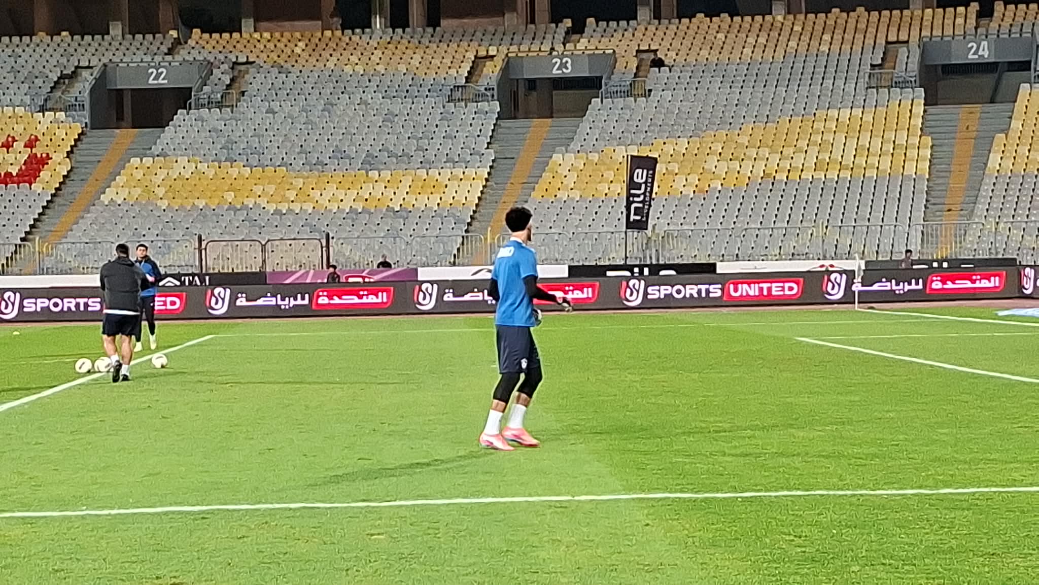 ​بالصور.. "عواد" يكسر غياب الـ 70 يوماً ويظهر في برج العرب أمام المصري