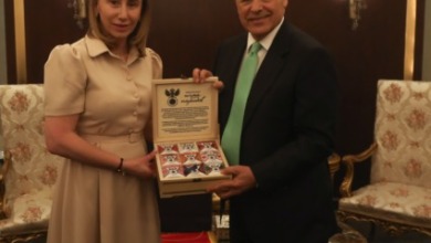 هاني أبوريدة يتبادل الدروع التذكارية مع رئيسة بعثة روسيا بستاد القاهرة!