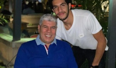 مشجع للأهلي يستفز شوبير بسبب نجله مصطفى- صورة