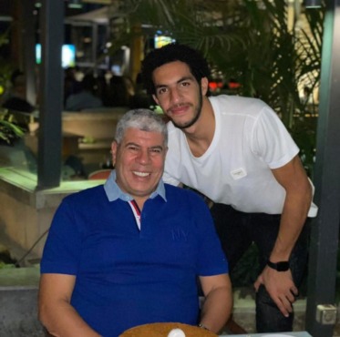 مشجع للأهلي يستفز شوبير بسبب نجله مصطفى- صورة 1 مشجع للأهلي يستفز شوبير بسبب نجله مصطفى- صورة