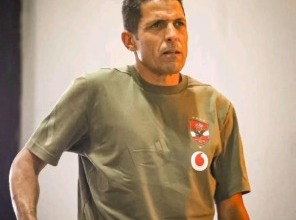 مهزلة.. شاهد مشادة بين عموته ولاعب الأهلي في مباراة المقاولون- فيديو
