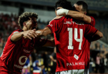 تهديد يهز السوبر المصري.. الأهلي يدرس الغياب واتحاد الكرة يكشف موقفه 3 لاعبو الأهلي يحتفلون خلال إحدى مباريات الدوري المصري