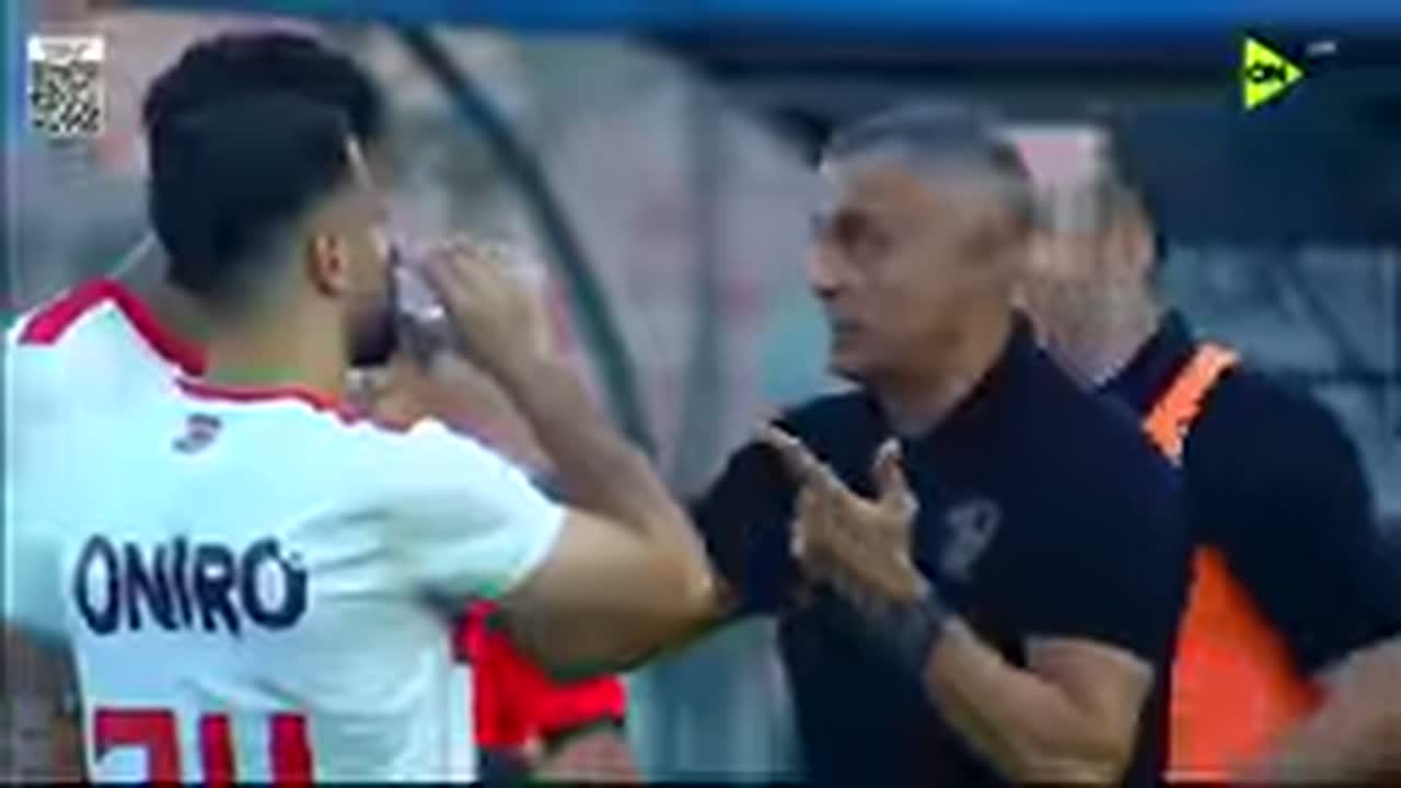 جوزيه جوميز يتحدث إلى لاعب من الزمالك على جانب الملعب