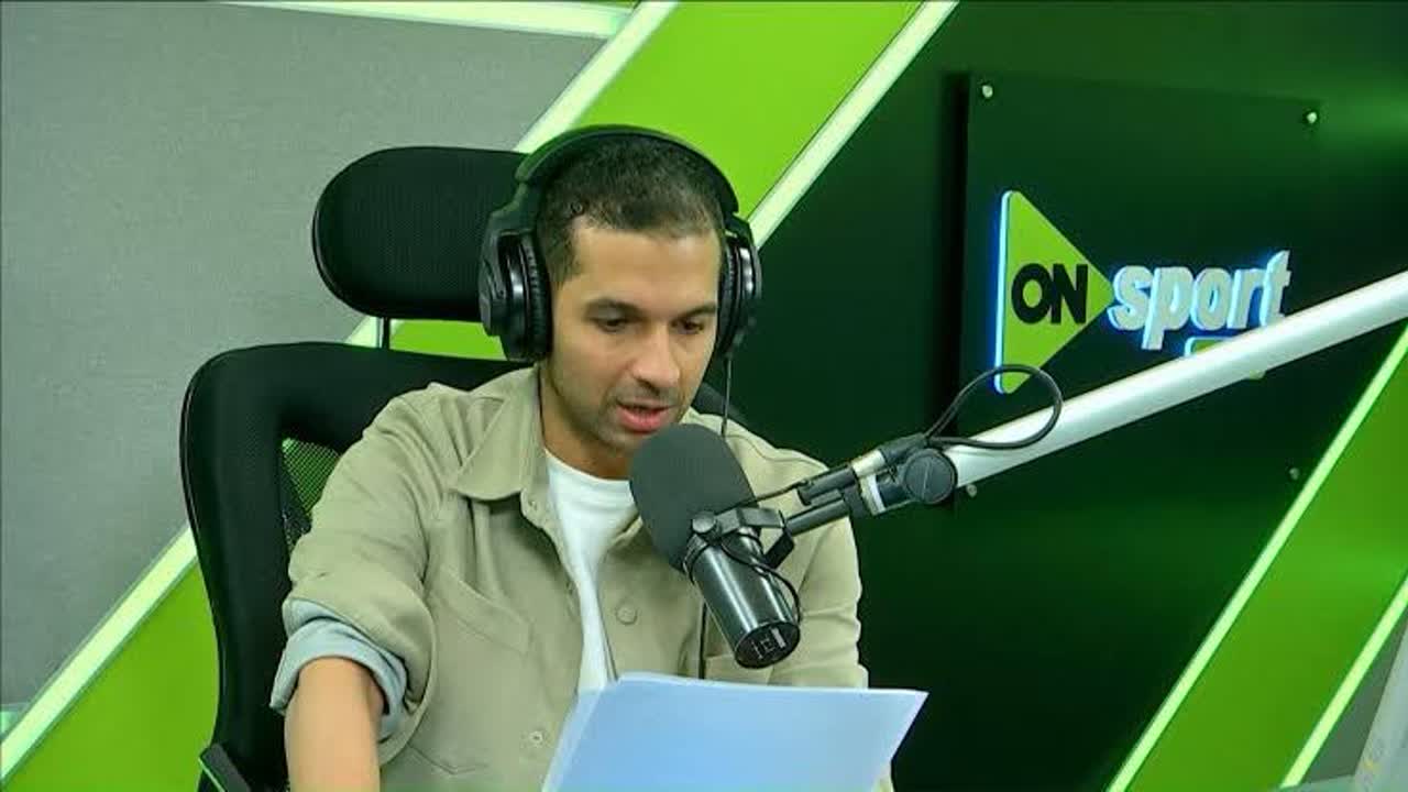 متحدث أمام ميكروفون داخل استوديو راديو أون سبورت