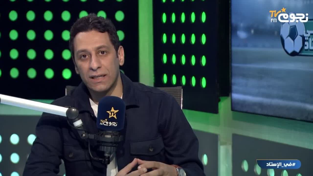 استوديو في الاستاد على نجوم إف إم يظهر فيه ضيف يتحدث أمام ميكروفون يحمل شعار نجوم TV