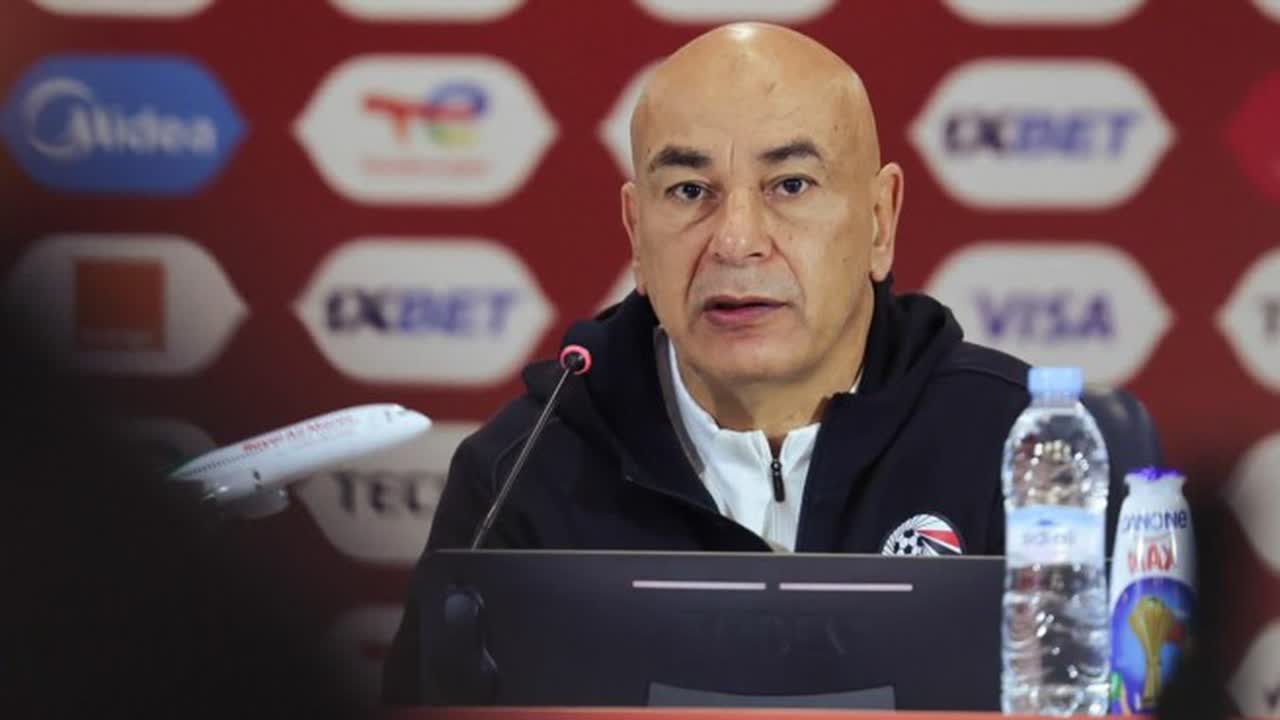صورة أرشيفية لحسام حسن خلال مؤتمر صحفي سابق لمنتخب مصر