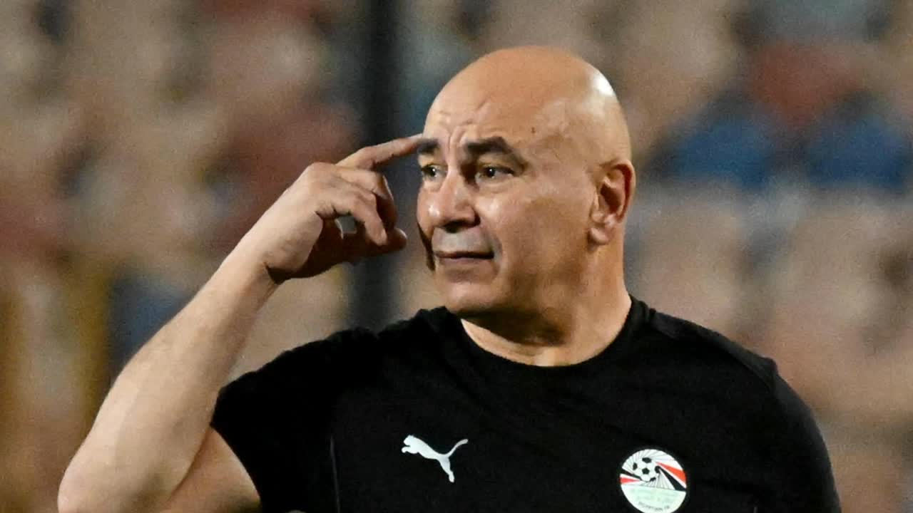 صورة أرشيفية لحسام حسن بزي منتخب مصر داخل الملعب