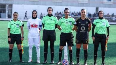 قائدتا الزمالك والأهلي مع طاقم تحكيم قمة الكرة النسائية