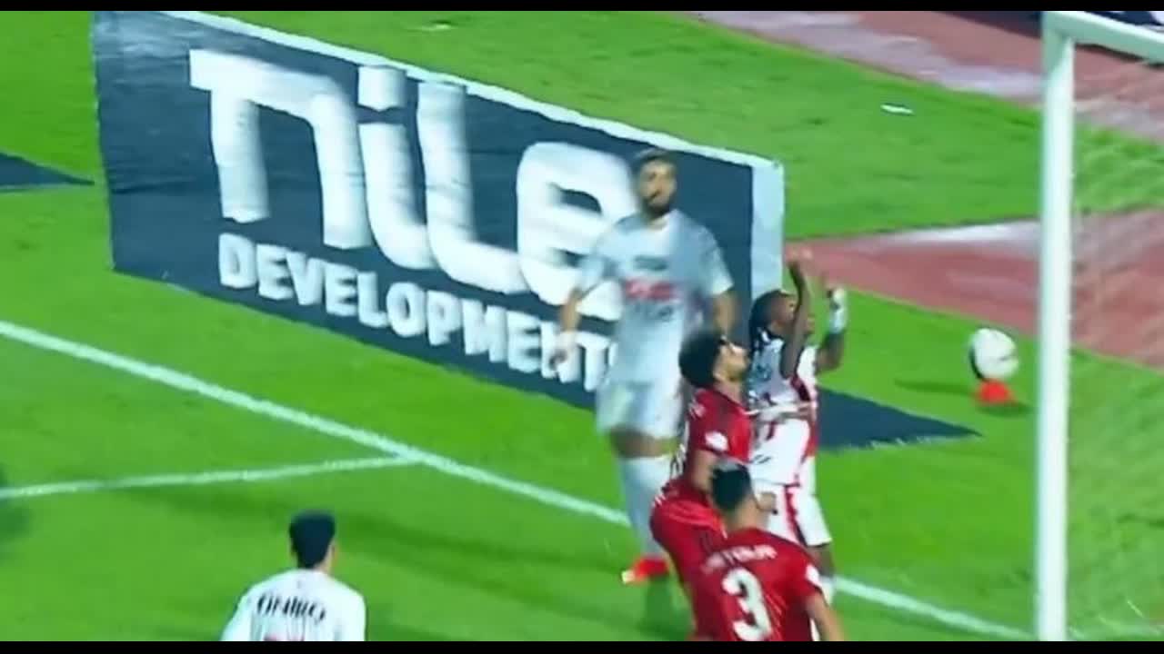 لقطة أمام المرمى من مباراة القمة بين الزمالك والأهلي