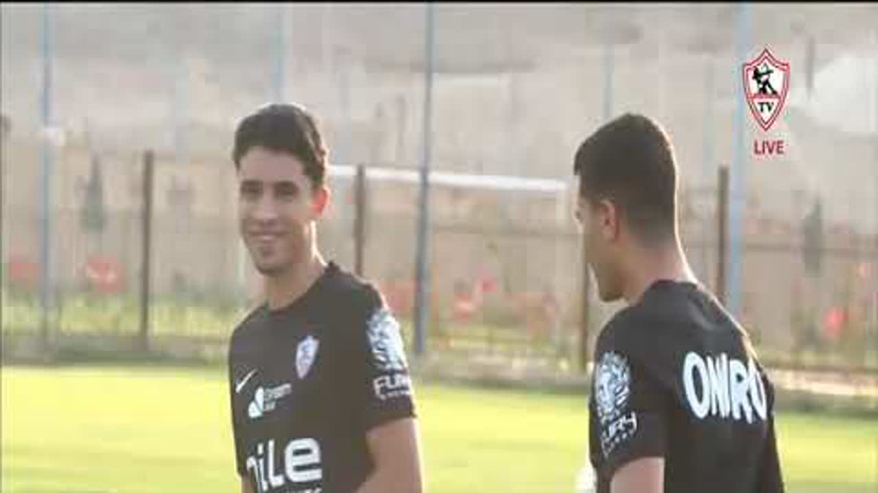 لاعبان في تدريبات الزمالك كما ظهرا في صورة من بث قناة النادي، دون تأكيد هويتهما