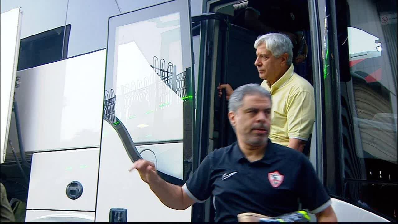 النزول من حافلة فريق الزمالك قبل مباراة القمة في استاد القاهرة