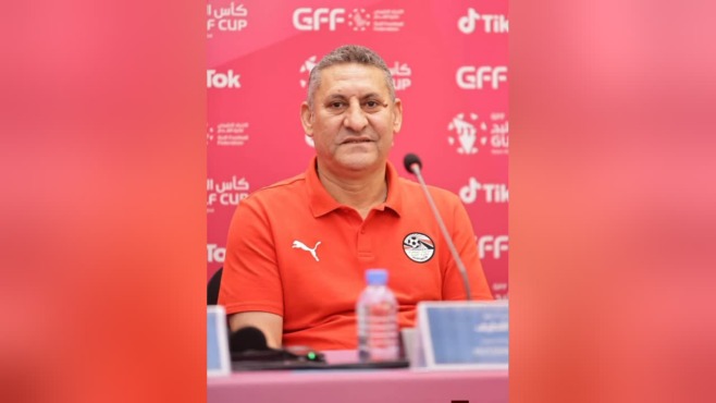 حسين عبد اللطيف في المؤتمر الصحفي لبطولة كأس الخليج مع شعار منتخب مصر على قميصه