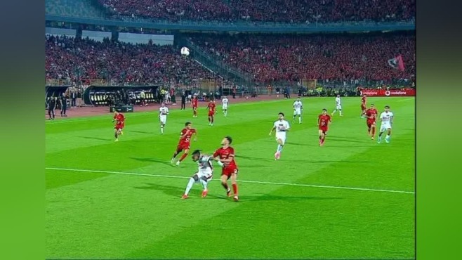لقطة من مباراة الزمالك والأهلي والكرة في الهواء أثناء تنافس اللاعبين