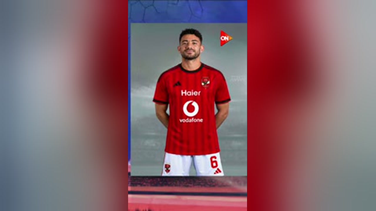 لقطة للاعب يرتدي قميص الأهلي ضمن مادة تتناول ملف ياسر إبراهيم.