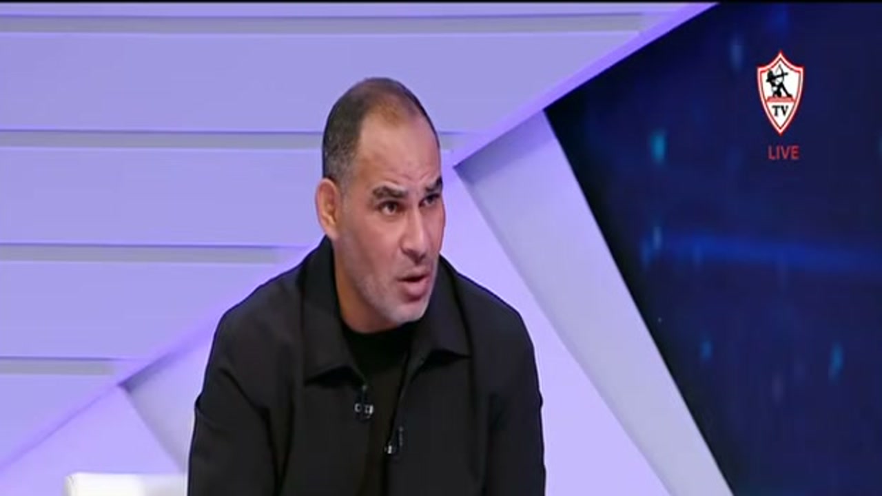 لقطة لأحمد عيد عبد الملك في استوديو قناة الزمالك