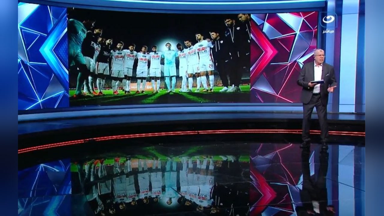 أحمد شوبير في استوديو قناة النهار، وخلفه صورة جماعية لفريق الزمالك على الشاشة