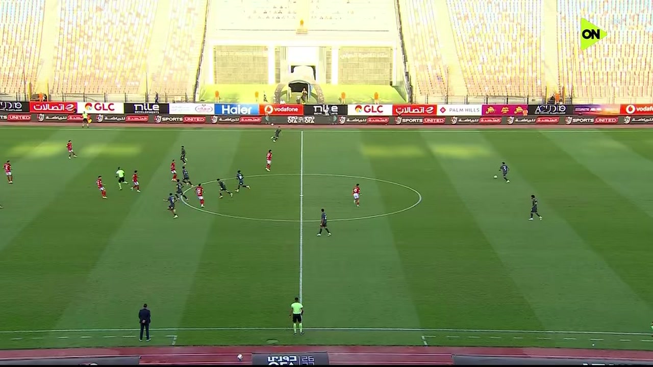 لقطة من مواجهة الأهلي ومودرن على أرض الملعب أثناء اللعب