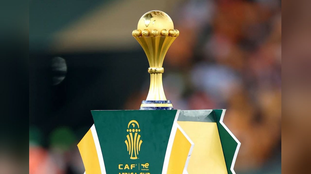 كأس الأمم الإفريقية الذهبية على قاعدة تحمل شعار الاتحاد الإفريقي لكرة القدم.