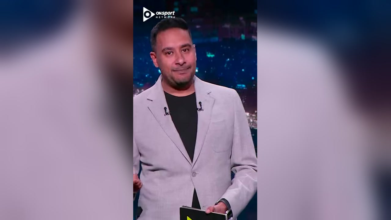 لقطة من برنامج قناة ON Sport يظهر فيها الإعلامي كريم رمزي في الاستوديو.