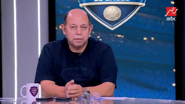 شخص يجلس أمام مكتب في استوديو رياضي مع شعار MBC مصر