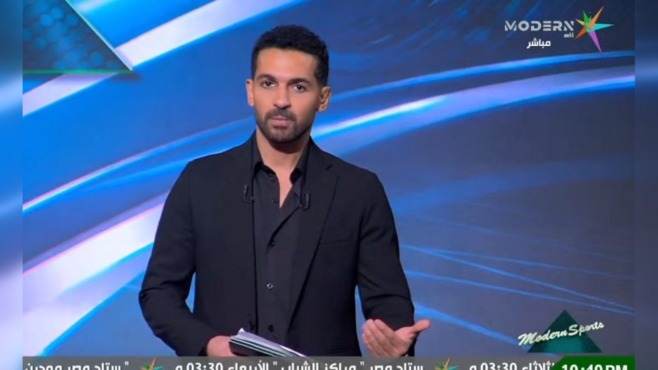 الإعلامي هاني حتحوت في استوديو برنامج مودرن سبورتس على قناة Modern Sports.