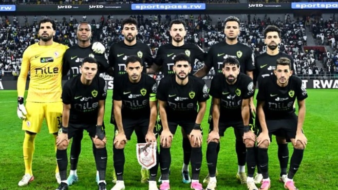 لاعبو فريق كرة قدم يصطفون داخل الملعب بزي أسود، مع حارس يرتدي الأصفر.
