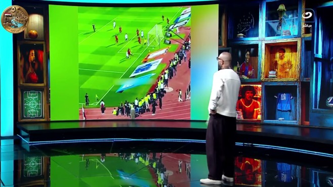 لقطة من استوديو رياضي أثناء عرض إعادة لقطة من مباراة القمة