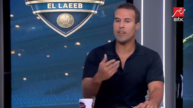 لقطة من استوديو «اللعيب» يظهر فيها رجل يتحدث، مع شعار البرنامج وشعار MBC في الخلفية.