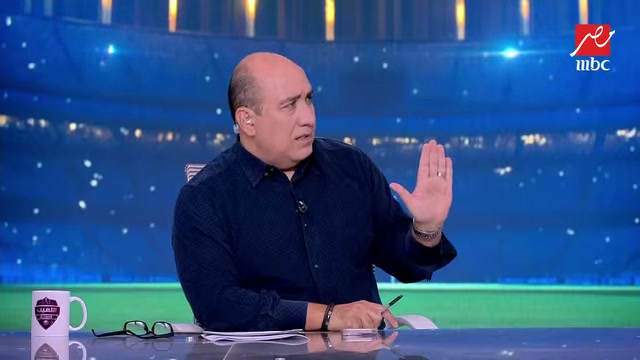 لقطة من برنامج اللعيب على MBC يظهر فيها ضيف داخل الاستوديو أمام خلفية زرقاء تحمل شعار القناة