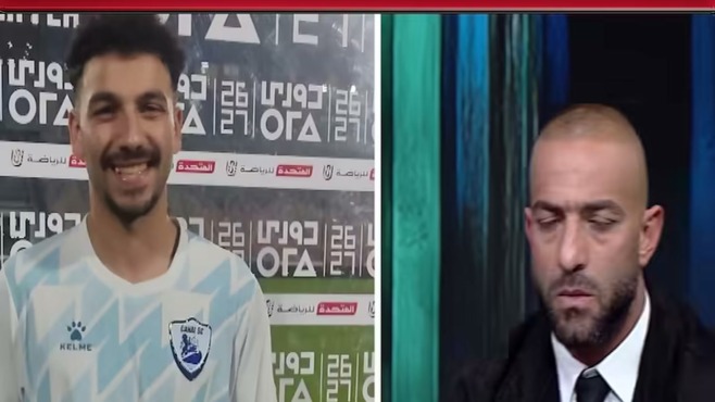 لقطة من برنامج «أوضة اللبس» تضم لاعباً من نادي القناة بزي أبيض ومقدم البرنامج في الاستوديو.