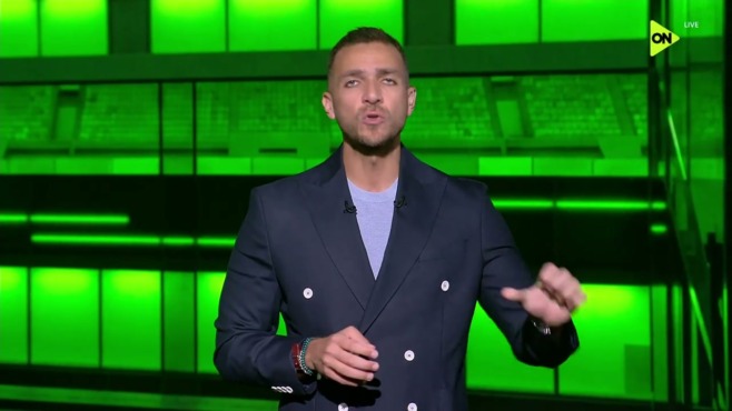 مقدم ON Sport يتحدث أمام شاشة استوديو خضراء