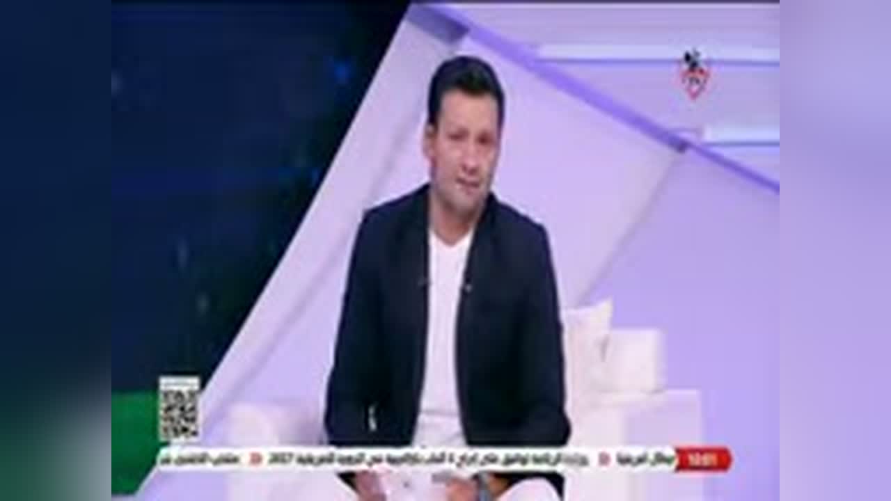 لقطة من برنامج زملكاوي على قناة الزمالك، تظهر متحدثًا أمام خلفية زرقاء وشعار النادي وشريطًا أسفل الشاشة.