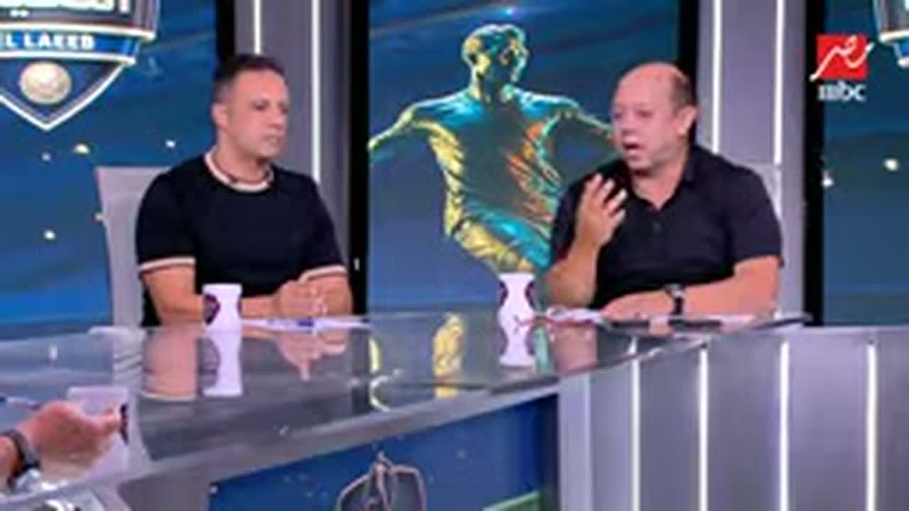لقطة من استوديو برنامج اللعيب على MBC مصر، يظهر فيها متحدثان أمام خلفية رياضية وشعار الزمالك.