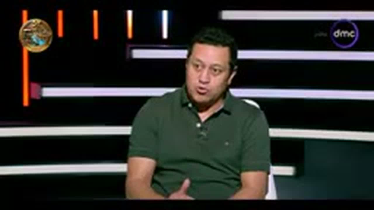 لقطة من برنامج الكابتن على قناة DMC، يظهر فيها متحدث داخل الاستوديو وشعار القناة.