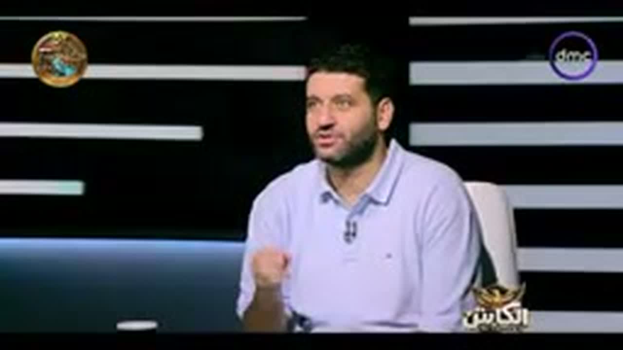 لقطة من برنامج الكابتن على قناة DMC، يظهر فيها متحدث داخل الاستوديو وشعار القناة.