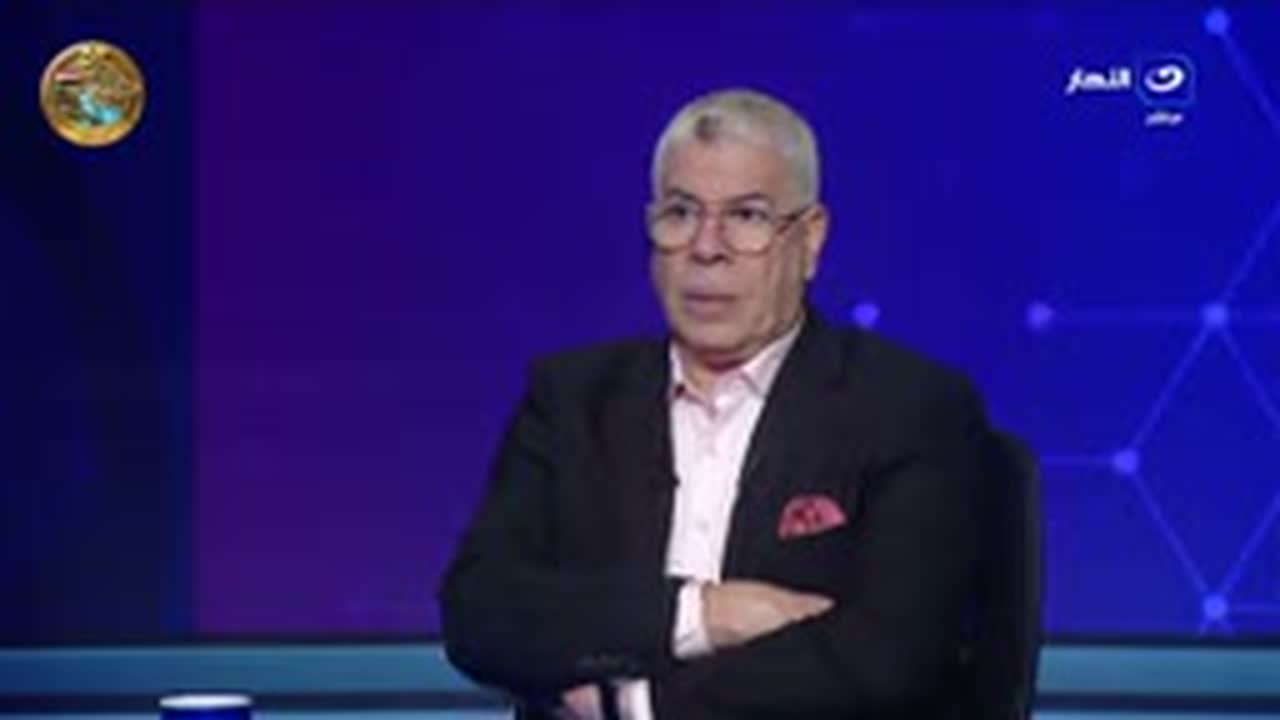 لقطة لمتحدث في استوديو قناة النهار، أمام خلفية زرقاء مع شعار القناة.