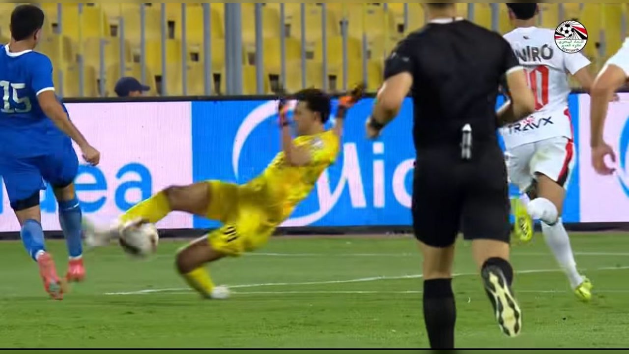محمد عواد حارس الزمالك خلال مباراة بترول أسيوط، مع ظهور شعار اتحاد الكرة في الإطار