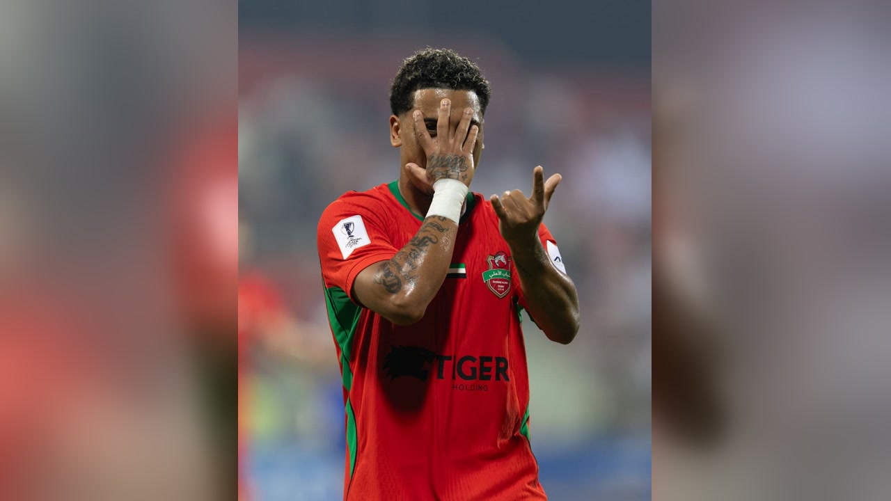 لاعب يرتدي قميص شباب الأهلي دبي خلال لقطة احتفالية.