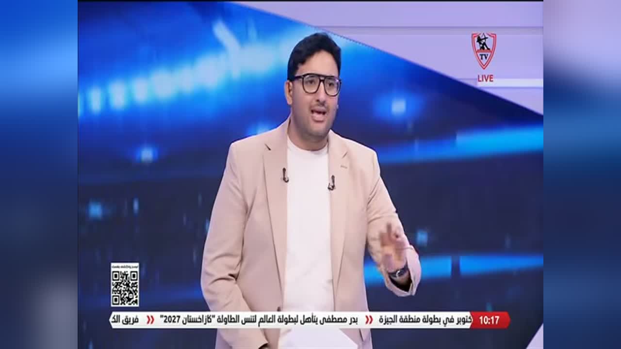 إطار من برنامج زملكاوي يظهر فيه رجل يتحدث داخل الاستوديو، مع شعار الزمالك في أعلى الشاشة.