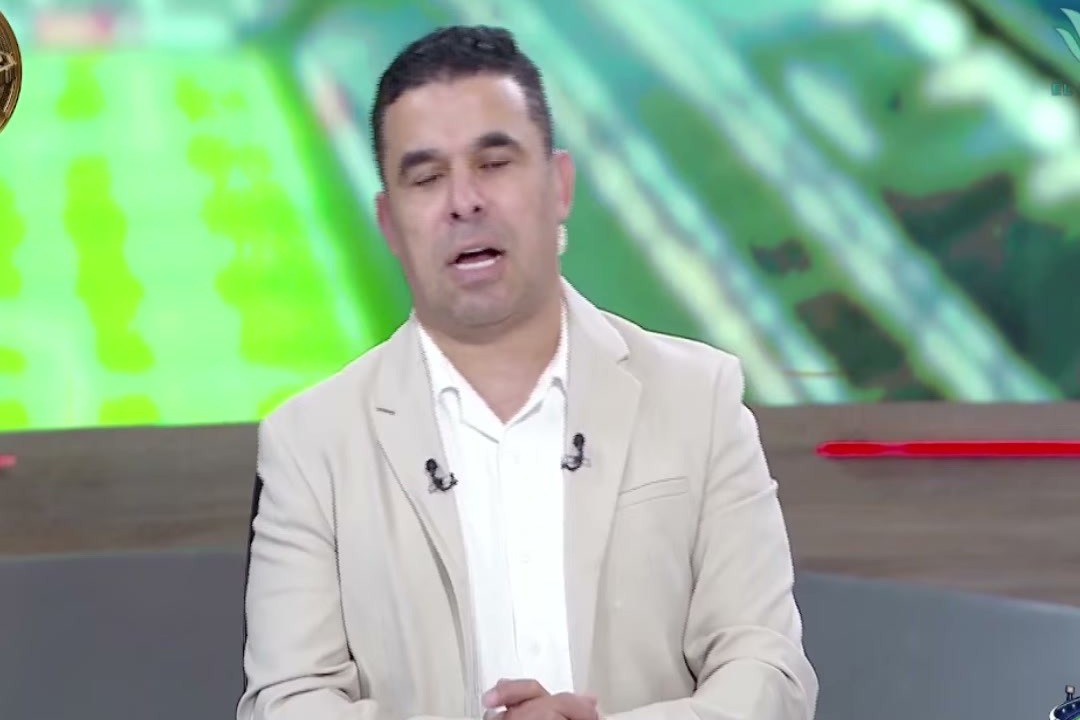 إطار عمودي من قناة المحور، تظهر فيه عبارة «ربنا جاب لي حقي» أعلى الشاشة وشعار القناة أسفلها، مع شخص في الاستوديو.