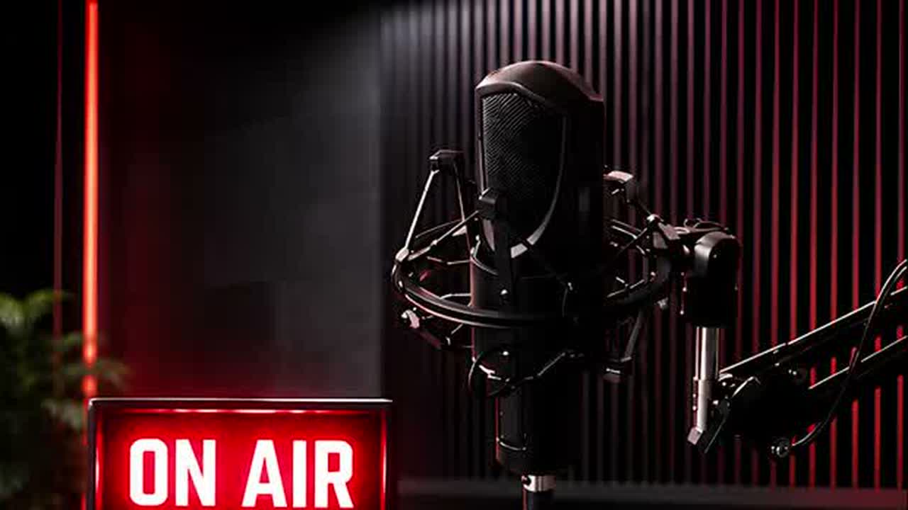 ميكروفون البث ولافتة «ON AIR» في لقطة من مادة تتناول أحمد رضا وعموتة